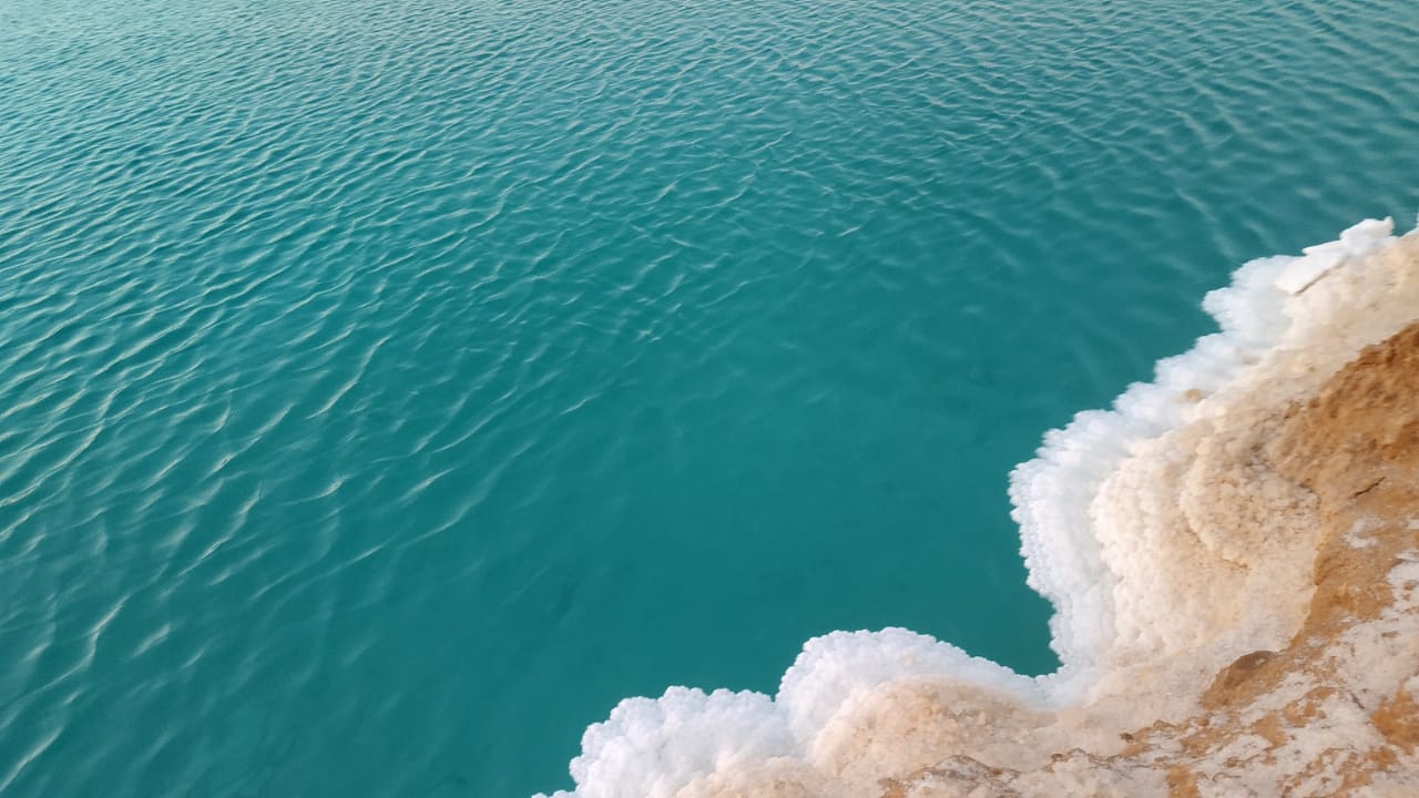بحيرات الملح في سيوة محاطة ببياض الملح الناصع