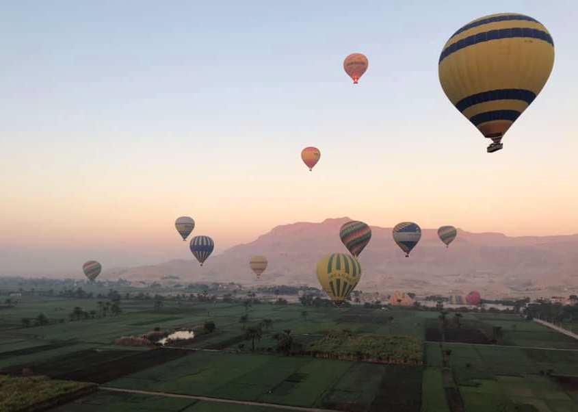 المناطيد الطائرة في الأقصر تحلق في سماء البر الغربي في 25 رحلة