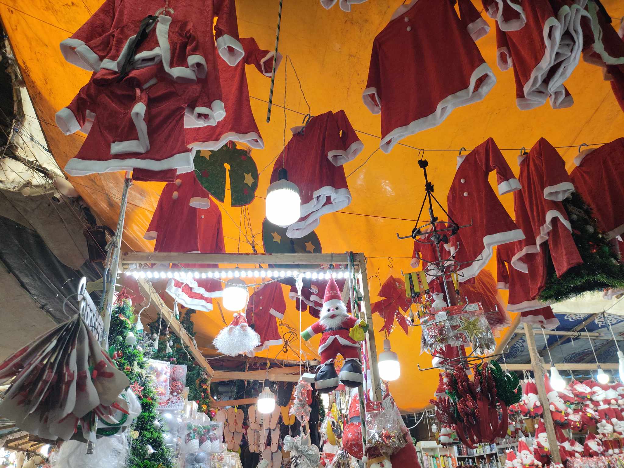 هدايا وملابس بابا نويل في الإسكندرية