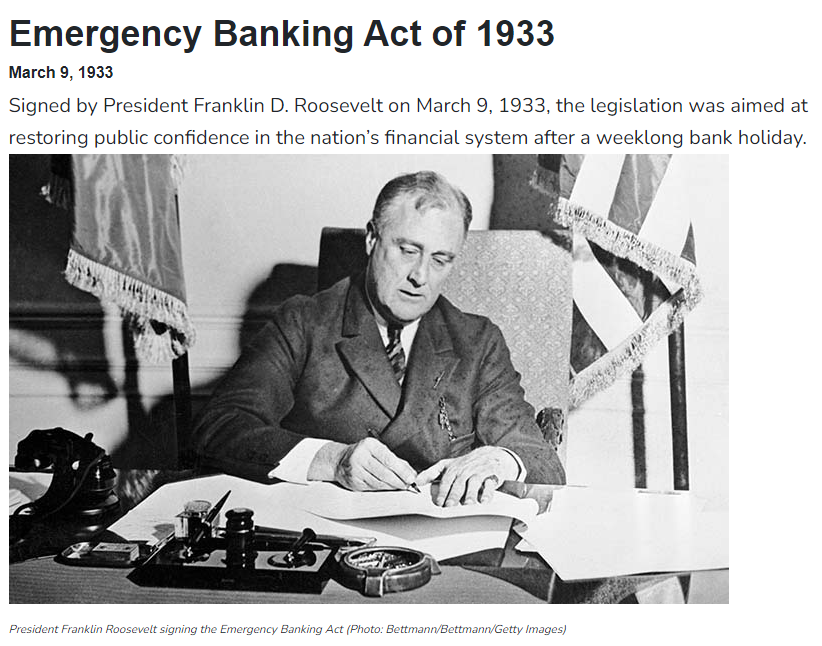 صورة لتوقيع قانون الطوارئ المصرفية من جانب الرئيس الامريكي فرانكلين روزفلت