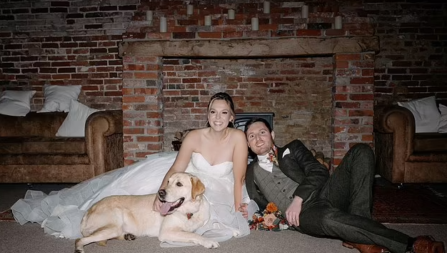 العروسين مع الكلب