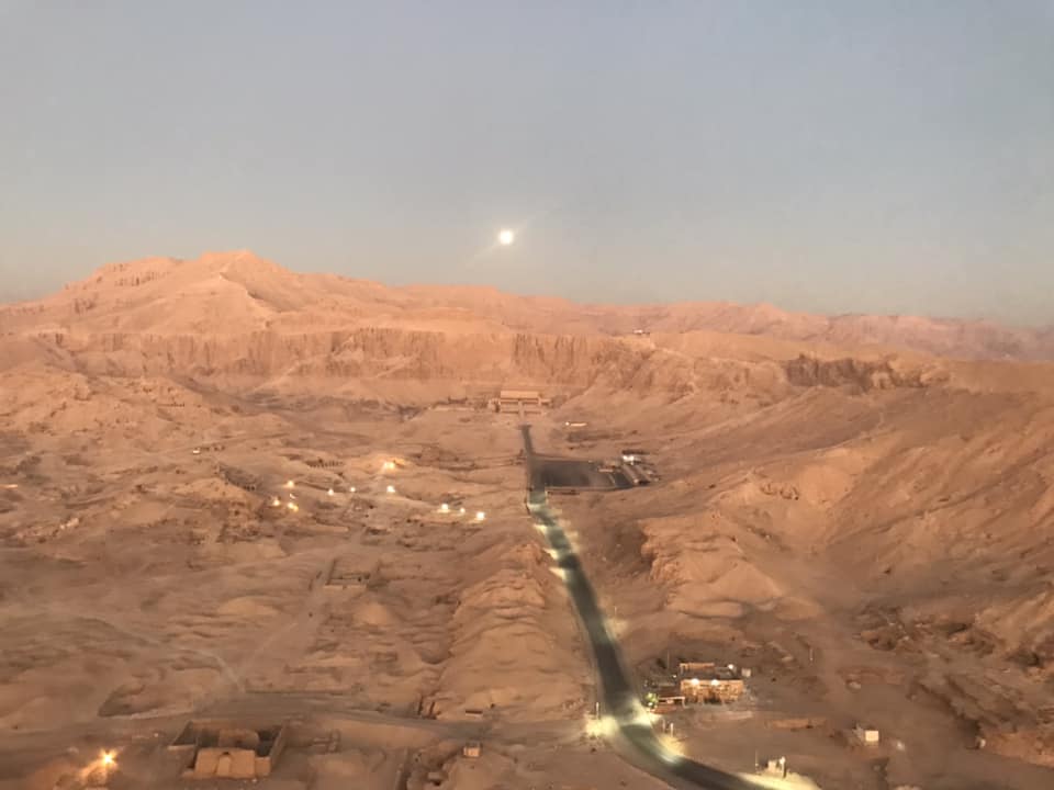 طريق معبد الملكة حتشبسوت فى قلب جبال القرنة
