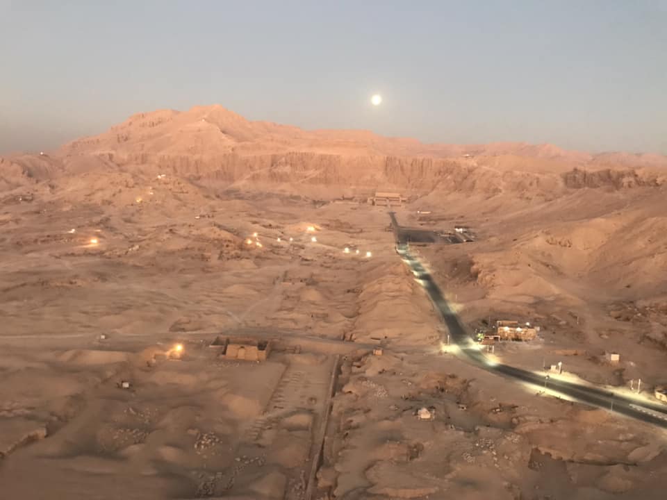 سحر الأضواء فجراً على طريق معبد الملكة حتشبسوت