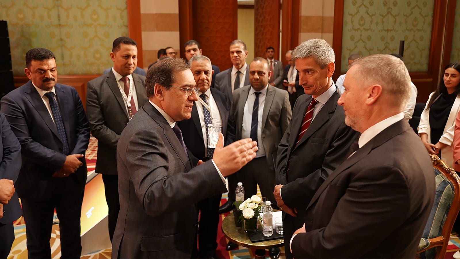 وزير البترول والثروة المعدنية مع رؤساء شركات باريك وسنتامين العالميتين للتعدين في منتدي مصر للتعدين