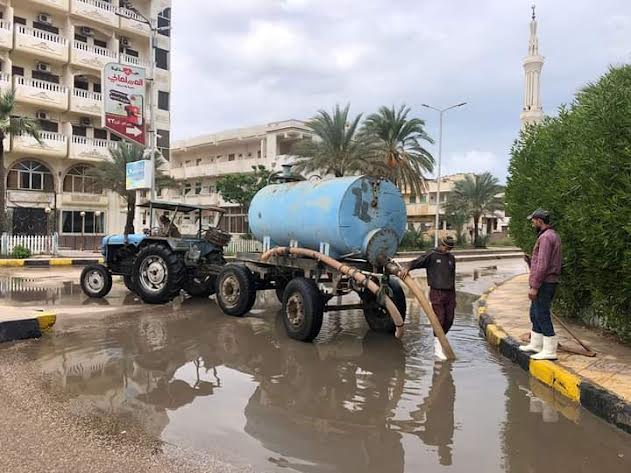 استمرار حملات رفع مياه الأمطار بشوارع دمياط