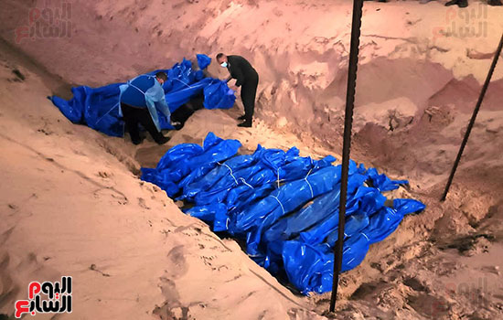 عملية دفن جثامين شهداء غزة