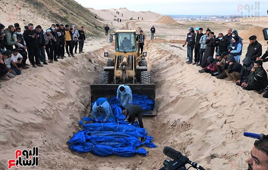 جرافة تنقل جثامين شهداء غزة إلى مقبرة جماعية في رفح