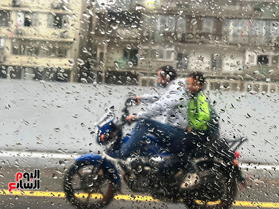 المواطنون-تحت-الامطار