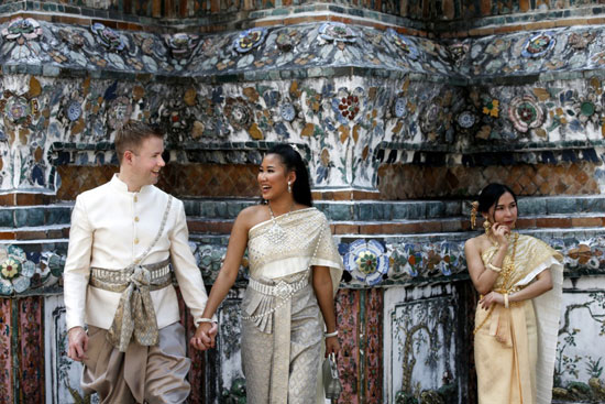 سياح أجانب يرتدون الأزياء التقليدية التايلاندية