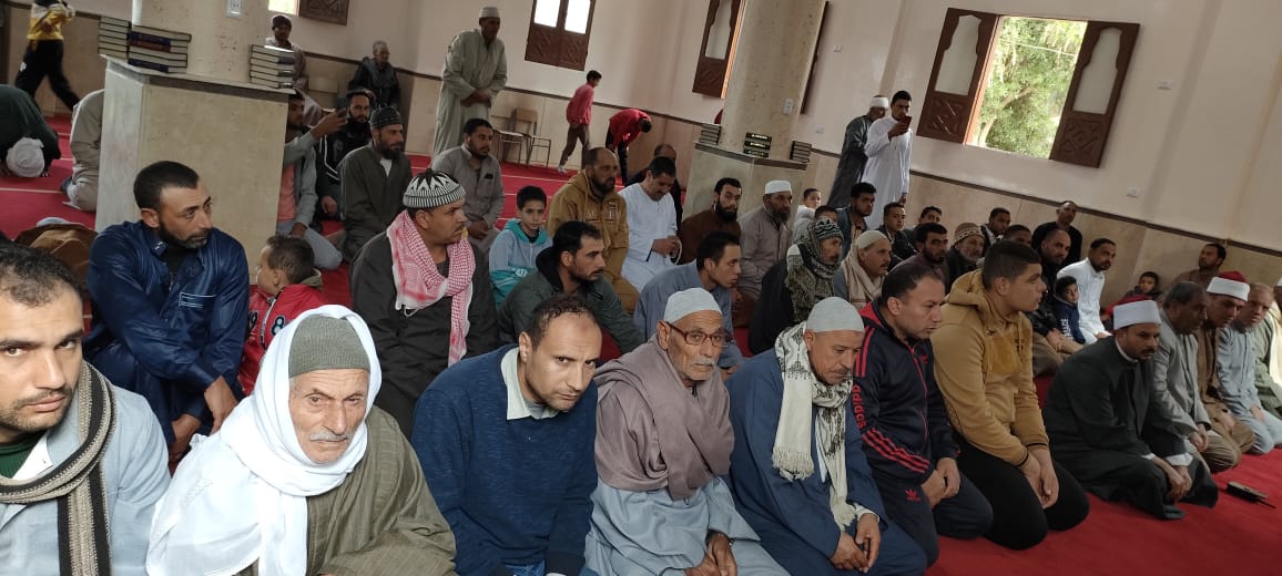 الحضور اثناء افتتاح المسجد