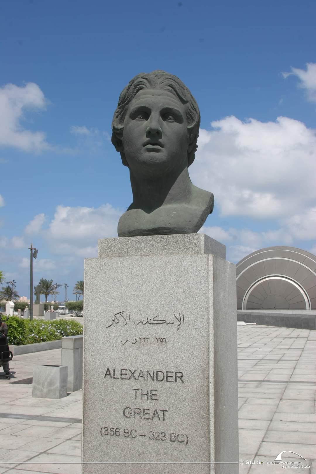 تمثال الإسكندر الأكبر بساحة مكتبة الإسكندرية