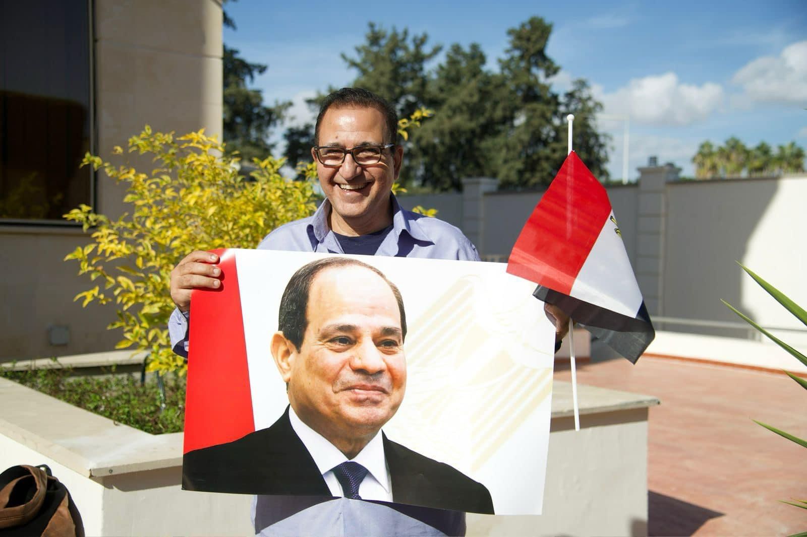 المصريون يرفعون الاعلام وصور السيسى