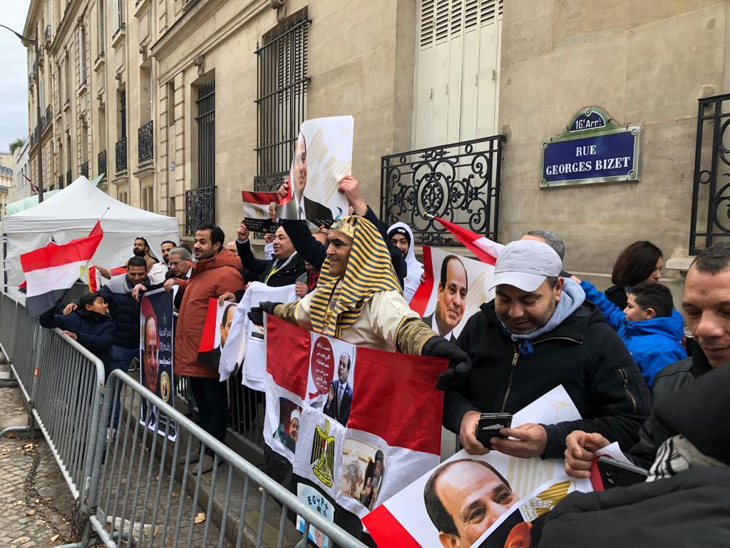 الجالية المصرية بباريس ثالث أيام الانتخابات بالأعلام والزي الفرعوني