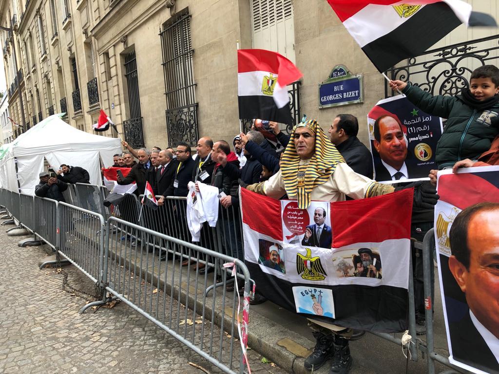 الجالية المصرية بباريس تحشد ملحمة وطنية بثالث أيام تصويت المصريين بالخارج