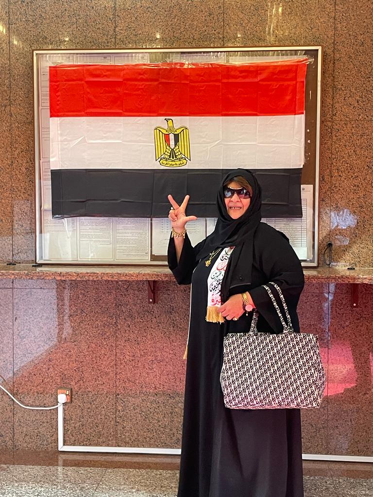 توافد عائلات الجالية المصرية فى أبو ظبى للتصويت بالانتخابات الرئاسية