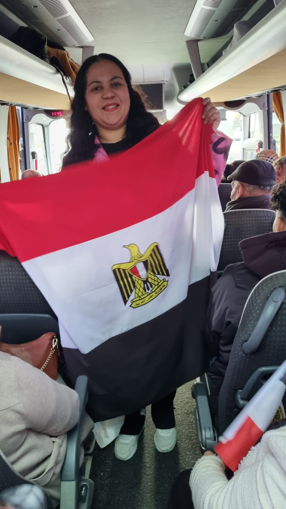 حرص أبناء الجالية المصرية بهولندا على التقاط الصور التذكارية بأعلام مصر