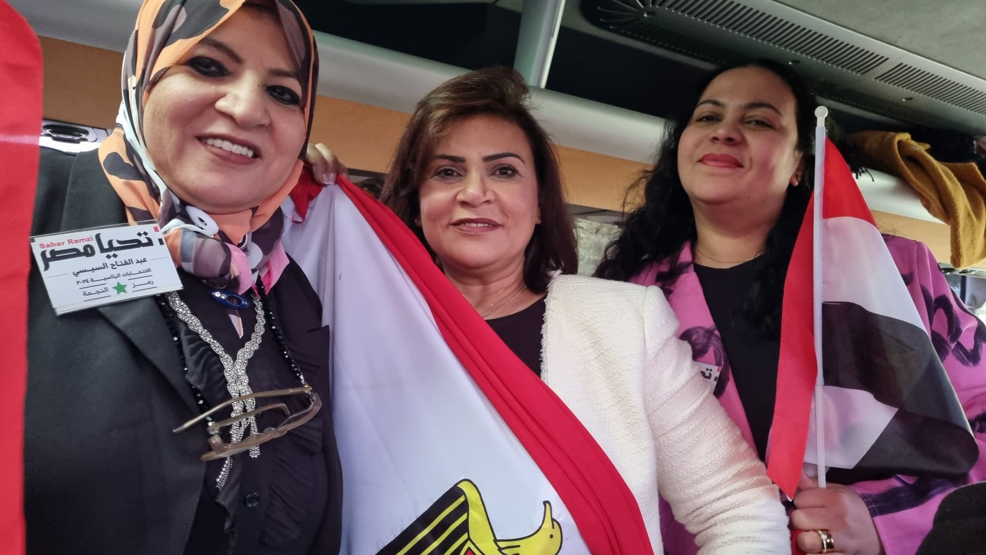 أبناء الجالية المصرية بهولندا والتقاط الصور التذكارية بأعلام مصر