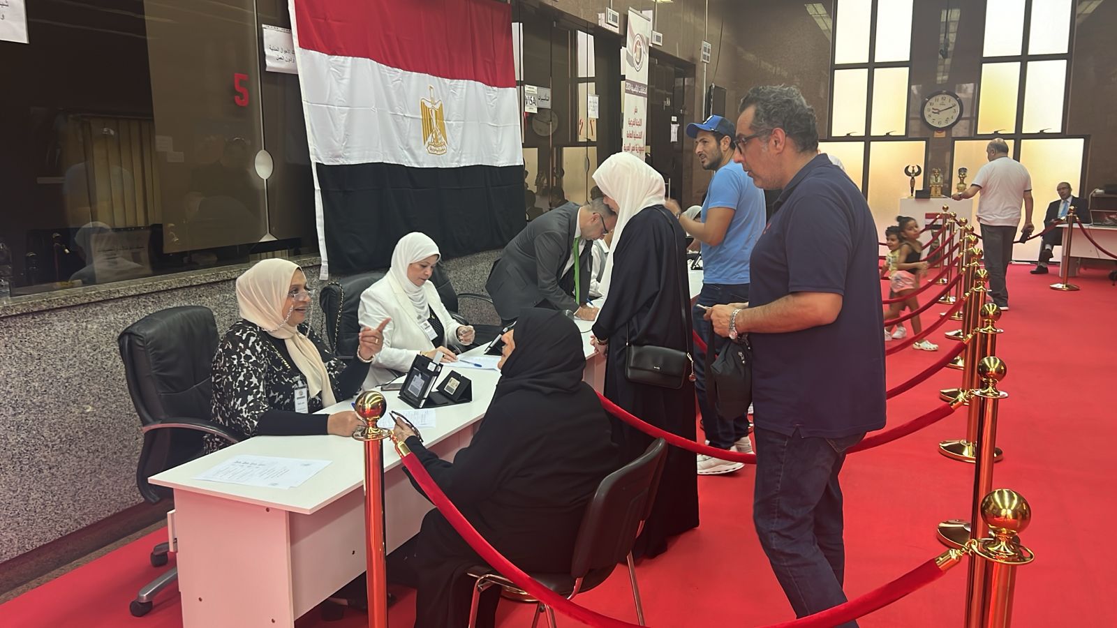 توافد عائلات الجالية المصرية فى أبو ظبى للتصويت بالانتخابات الرئاسية  (10)