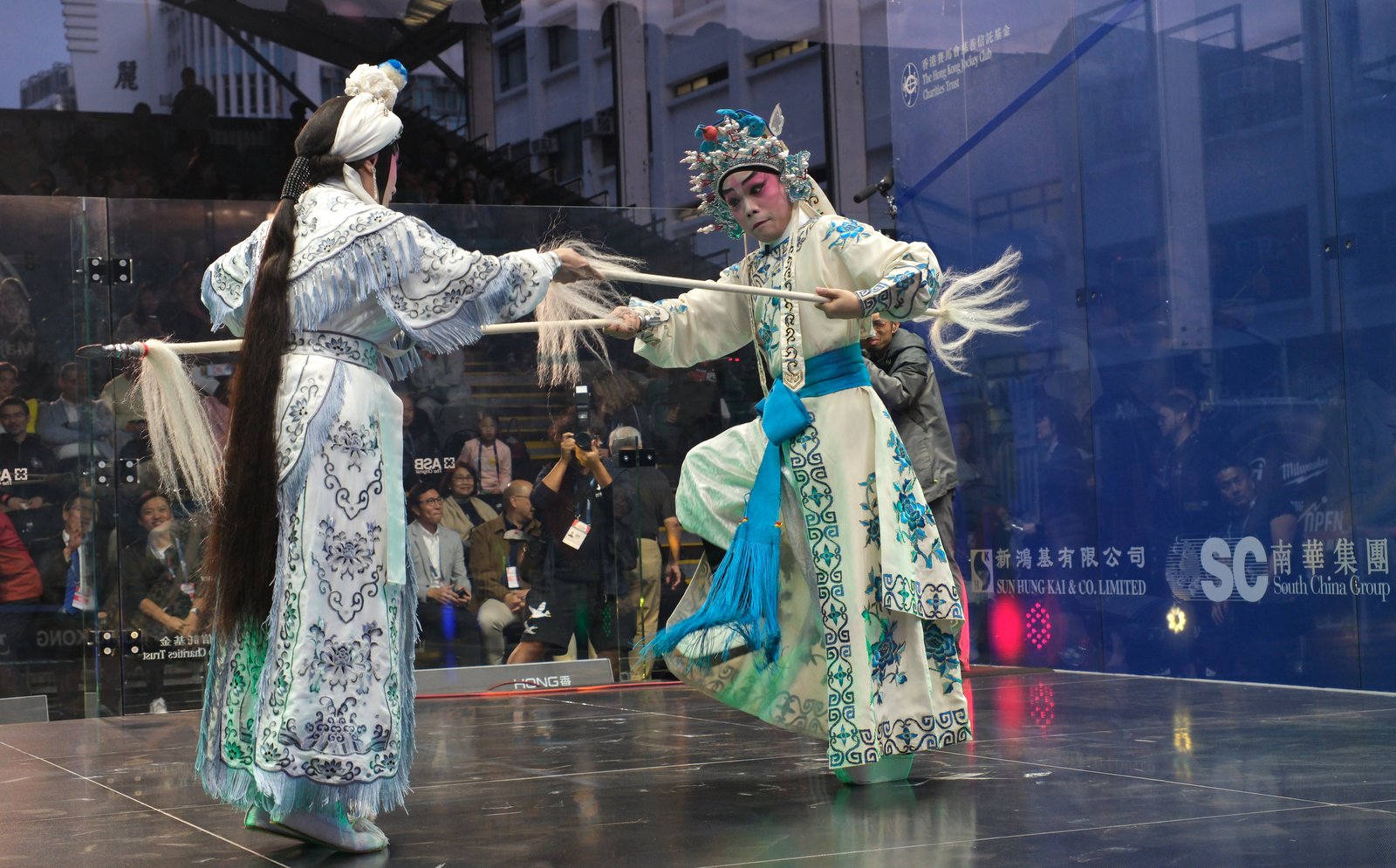 عرض راقص في هونج كونج (1)