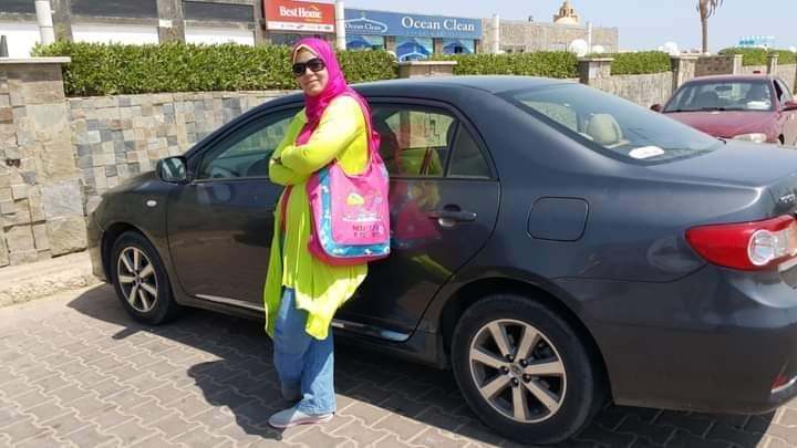 شيماء بجانب سيارتها