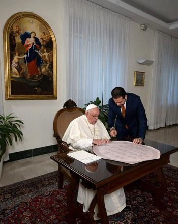 قداسة البابا فرنسيس خلال التوقيع على إعلان دعم المناخ