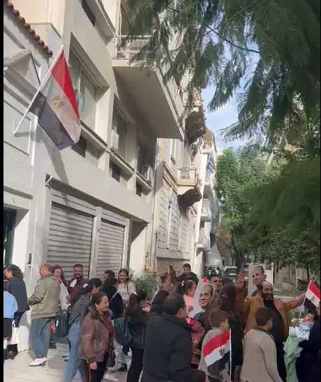 المصريون يصطفون أمام المقر الانتخابى