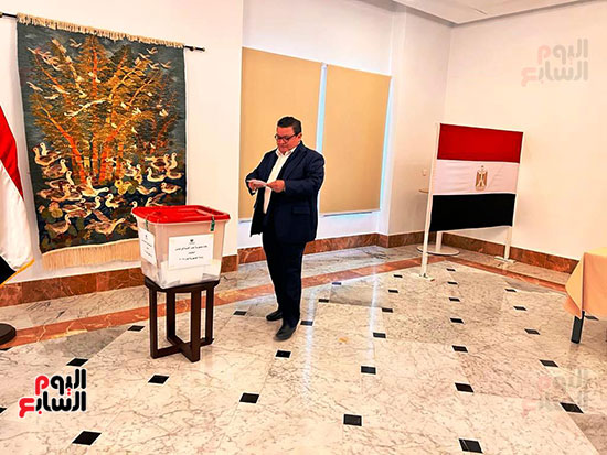 المخرج خالد جلال يدلي بصوته في السفارة المصرية بتونس (1)