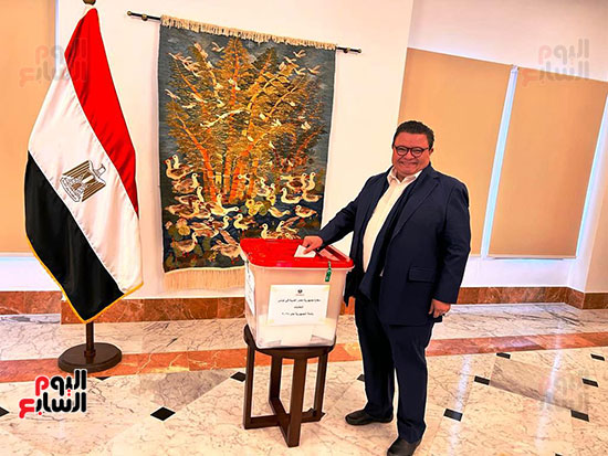 المخرج خالد جلال يدلي بصوته في السفارة المصرية بتونس (7)