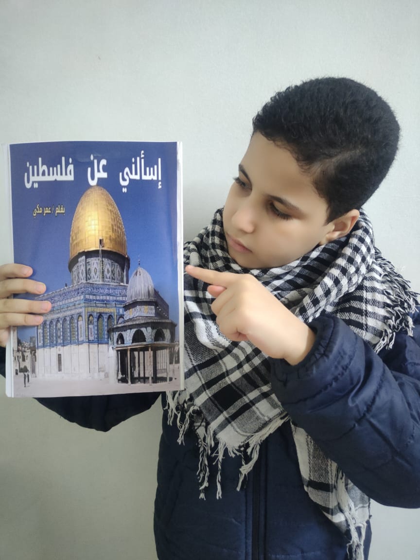 عمر مكى مع كتابه إسألنى عن فلسطين