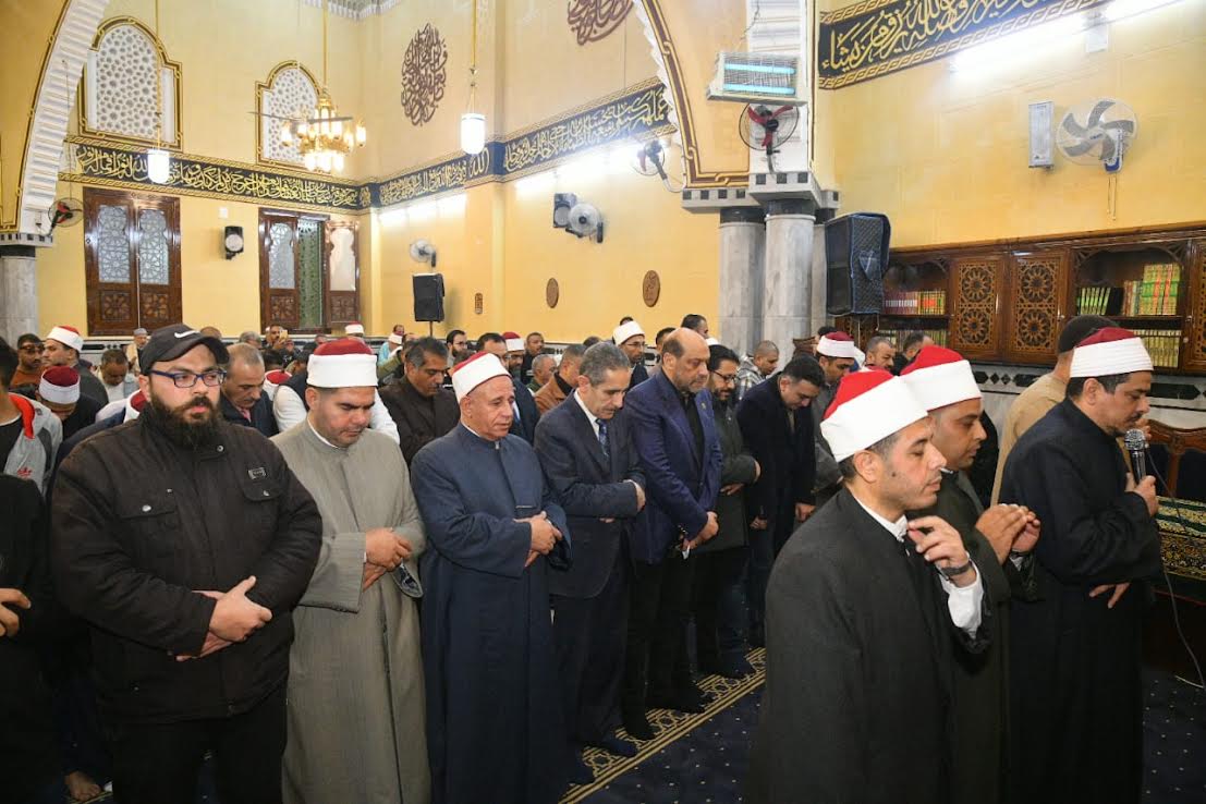 افتتاح المسجد وأداء الصلاة
