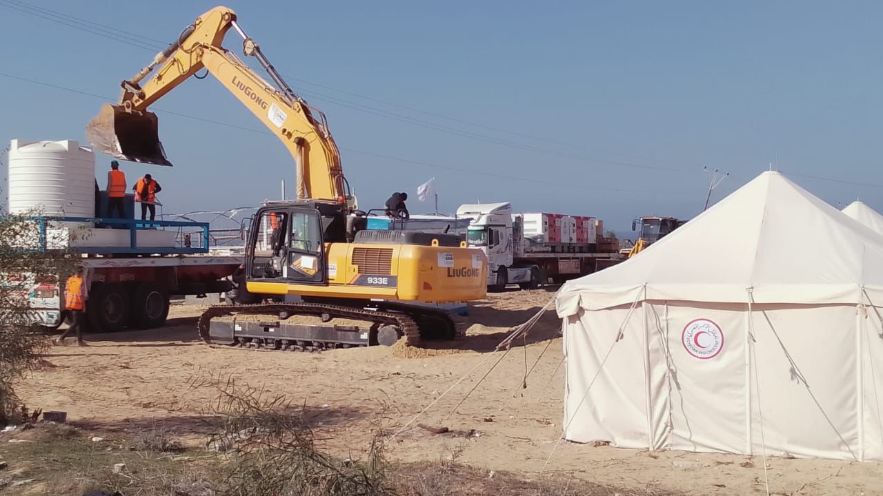 الهلال الاحمر ينشئ مخيم بغزة