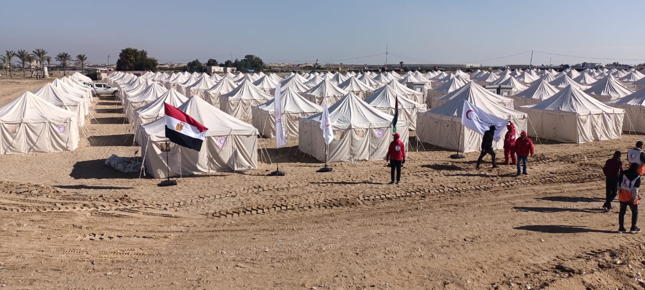 من مراحل انشاء المخيم بغزة