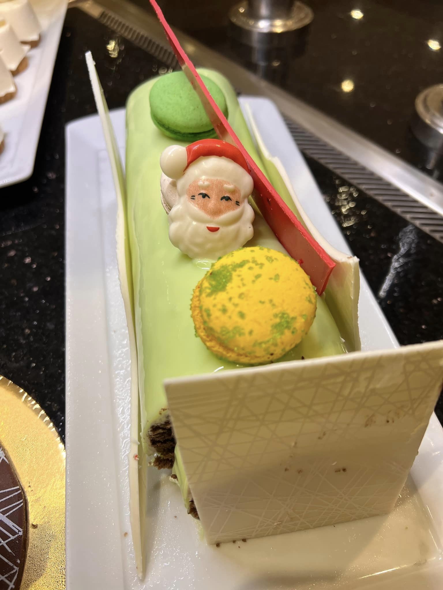 صورة بابا نويل على أكلات السياح بالفنادق