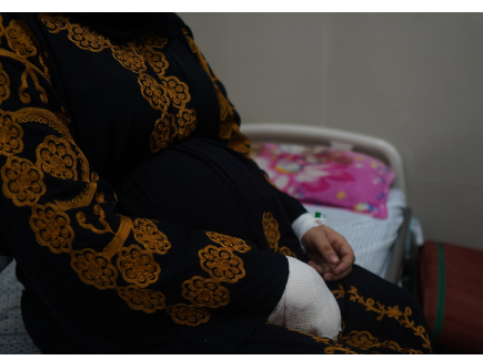 حامل مصابة بعد تعرضها للقصف الإسرائيلى