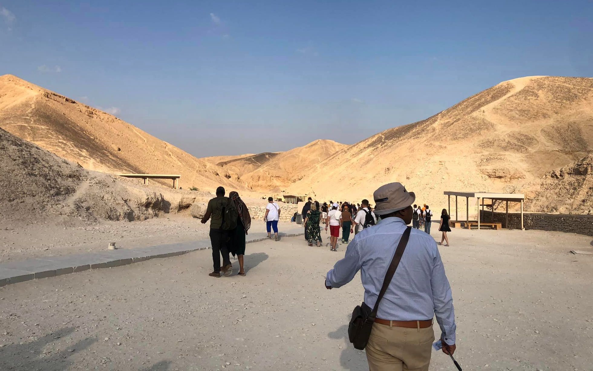 التوافد من سياح العالم على مقابر ملوك الفراعنة