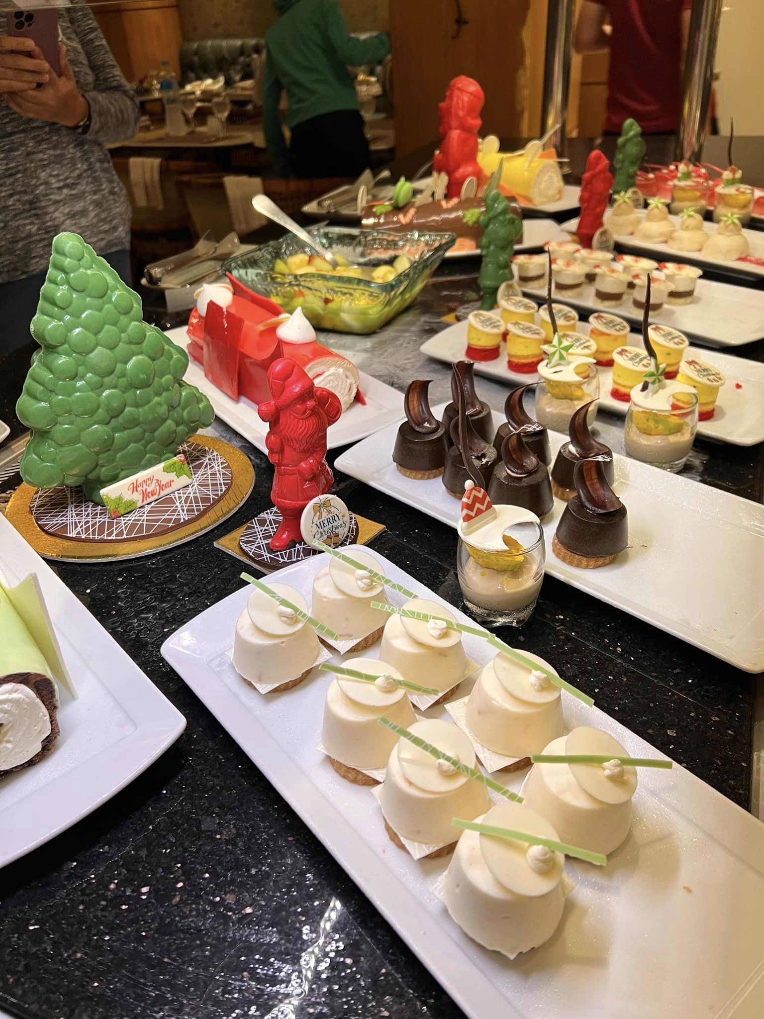 بابا نويل وشجرة الكريسماس على أطباق الأكلات للسياح بالأقصر