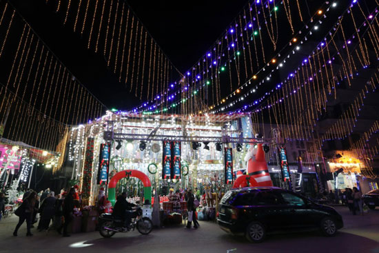 الأنوار تكتسى شوارع القاهرة للاحتفال باعياد الميلاد
