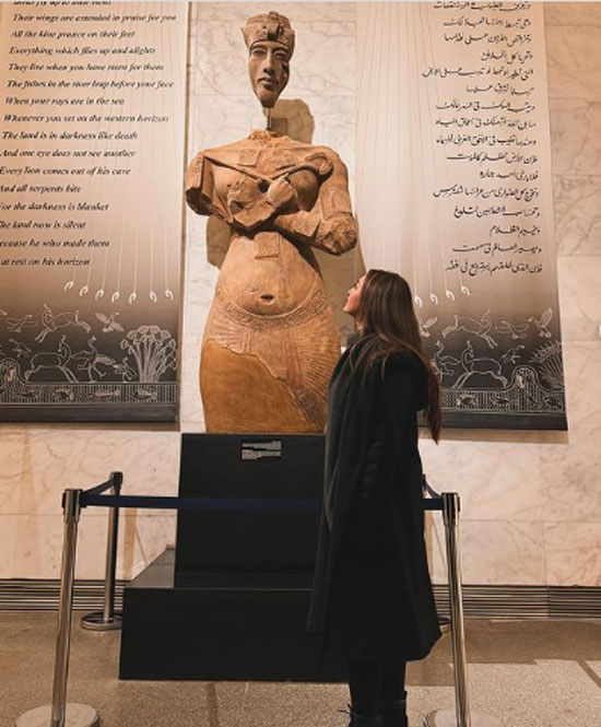 سوناكشى سينها تزور المتحف أمام تمثال أمنحتب
