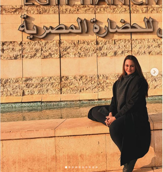 سوناكشى سينها تزور المتحف القومى للحضار ة