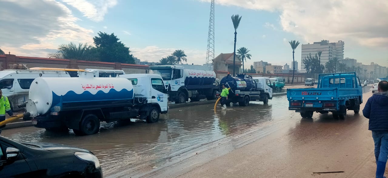 الصرف الصحي بالاسكندرية تتعامل مع الأمطار الغزيرة (1)