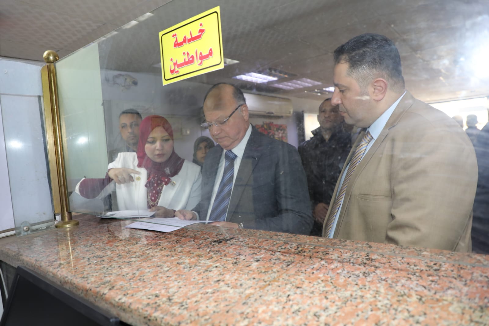 محافظ القاهرة يتفقد مركز خدمة المواطنين