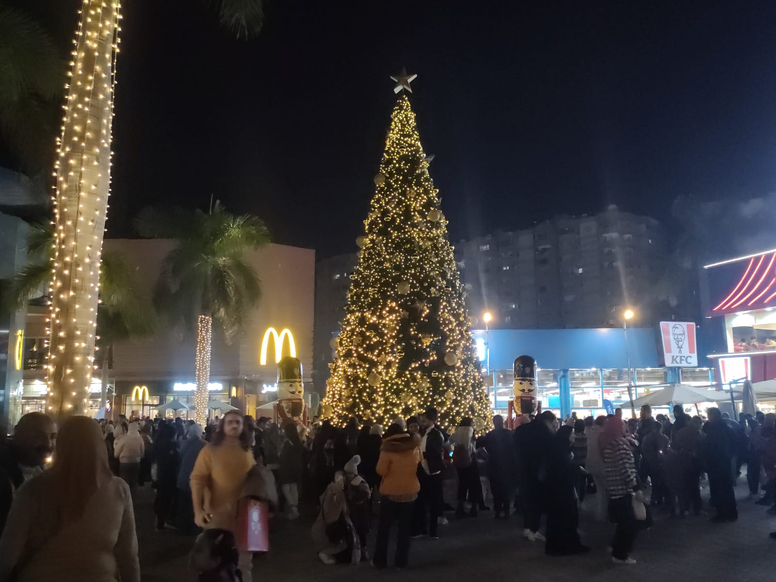 توافد المواطنين حول شجرة الكريسماس في الإسكندرية