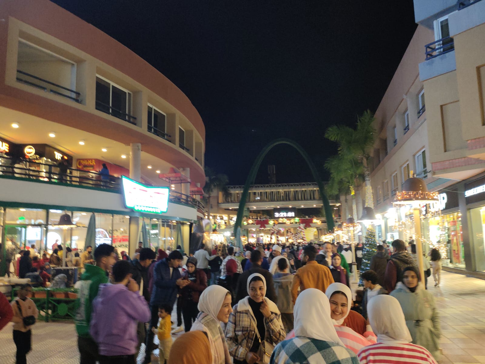توافد المواطنين بأعداد كبيرة في ليلة رأس السنة بالإسكندرية