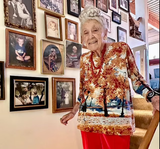 الطبيبة العجوزة