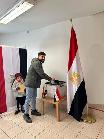 أطفال مصر بالخارج يشاركون أسرهم لحظات التصويت بانتخابات الرئاسة (2)