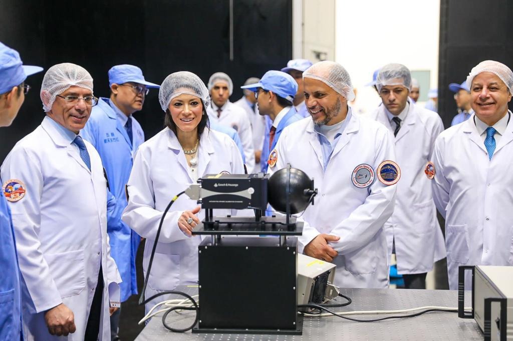 خلال تفقد وزيرة التعاون الدولي انهاء عمليات تجميع القمر الصناعي بالوكالة المصرية للفضاء يونيو الماضي