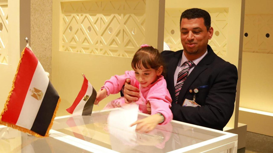 أطفال مصر بالخارج يشاركون أسرهم لحظات التصويت بانتخابات الرئاسة (3)