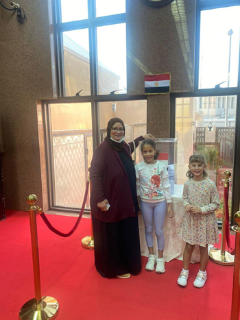 أطفال مصر بالخارج يشاركون أسرهم لحظات التصويت بانتخابات الرئاسة (4)