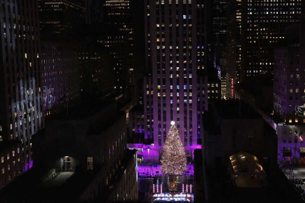 أضاءت شجرة عيد الميلاد فى نيويورك