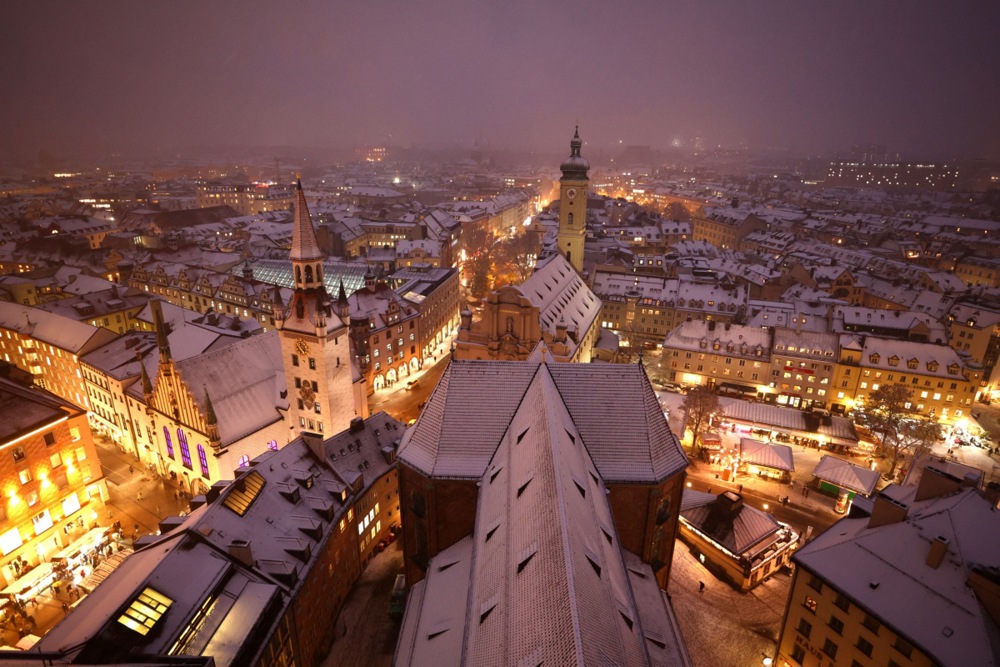 الثلج يغطي سطح كنيسة القديس بطرس في ميونيخ، ألمانيا